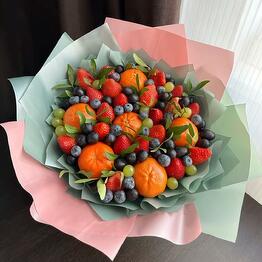 Ramo de frutas y bayas como regalo