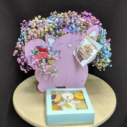 Gato con gypsophila y deliciosos pasteles de pasta