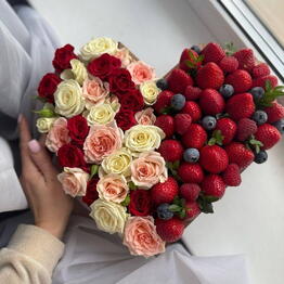 Сердце с цветами и клубникой
