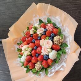 Букет Ягодный из клубники в шоколаде и кустовых роз