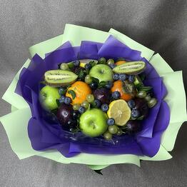 Ramo de frutas de manzanas verdes, ciruelas, kiwi, Lima, limón, mandarinas, caquis, uvas
