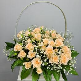 Cesta de rosas de arbusto