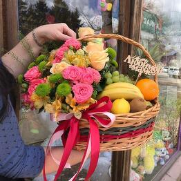 Cesta de flores y frutas