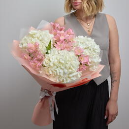 Ramo con 3 hortensias blancas y alstroemeria rosa