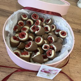 Клубника и ягоды в шоколаде