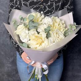 Ramo "Lujo", talla S en una gama blanca de rosas fragantes y francesas, Dianthus y eucalipto