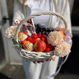 Корзина с фруктами и сладостями