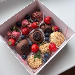 Set of 9 chocolate-covered strawberries with berry decorations