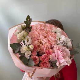 Ramo redondo con rosa peonía y Hortensia