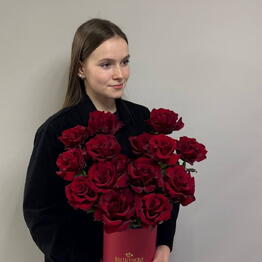 Композиция из 15 бордовых роз