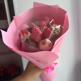 Bouquet of chocolate-covered strawberries "Summer" 13 pieces