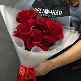 Моно букет из 5 выкрученных красных роз (МБВКР-5)