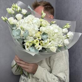 Букет из белых гортензий, сантини и эустомы