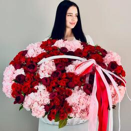 Корзина с цветами гортензии розы