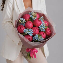Коралловые пионы с незабудками