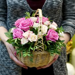 Cesta de rosas " un pequeño cumplido"