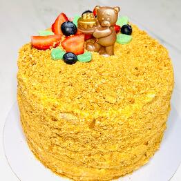 Медовик с клубникой