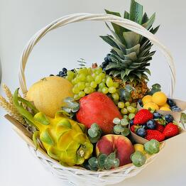 Корзина с фруктами и ягодами «Все самое вкусное сразу»