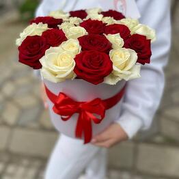 Белые и красные розы