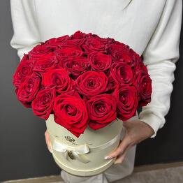 Бордовые розы в коробке