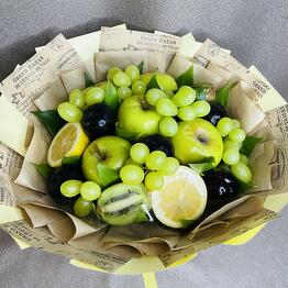 Ramo de frutas de manzanas verdes, ciruelas, kiwis, uvas y limón