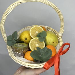 Корзина с фруктами для любимой