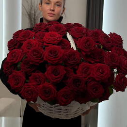 Корзина с красными розами 55 штук