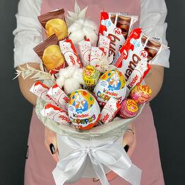 Композиция в коробке. Конфеты KINDER, шоколадные батончики, чупа-чупс и белый Хлопок (S)