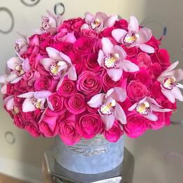 Cesta de rosas y orquídeas