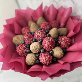 Bouquet of chocolate-covered strawberries Raspberry sunset mini