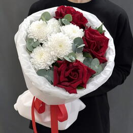 Красные французские розы,кустовая хризантема,эвкалипт