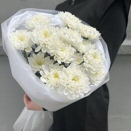 Пышный букет с прекрасной кустовой хризантемой