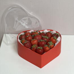 Крупная клубника в коробка сердце