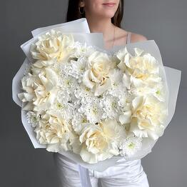 Delicado ramo blanco francés rosa Mondial y crisantemo
