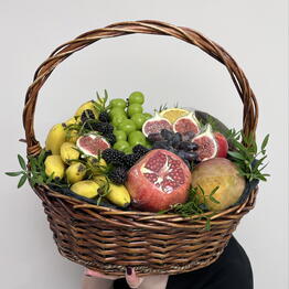 Корзина с фруктами и ягодами