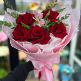 Rosas Burdeos con alstroemeria