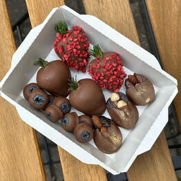 Набор из клубники, голубики и фиников в бельгийском шоколаде 🍫