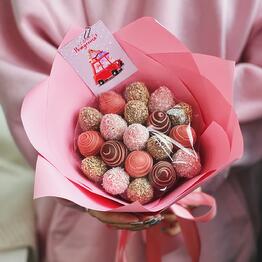 Bouquet of strawberries in chocolate "Pink madness"