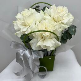 Handbag made of French white roses
