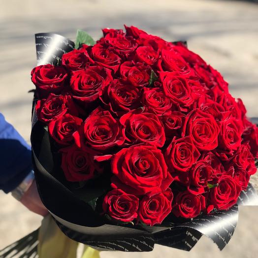 Розы тюмень. Большой букет красных роз в чёрной упаковке. Большой букет красно черных роз. 101 Роза в черной упаковке. Большой красивый букет роз в черной упаковке.