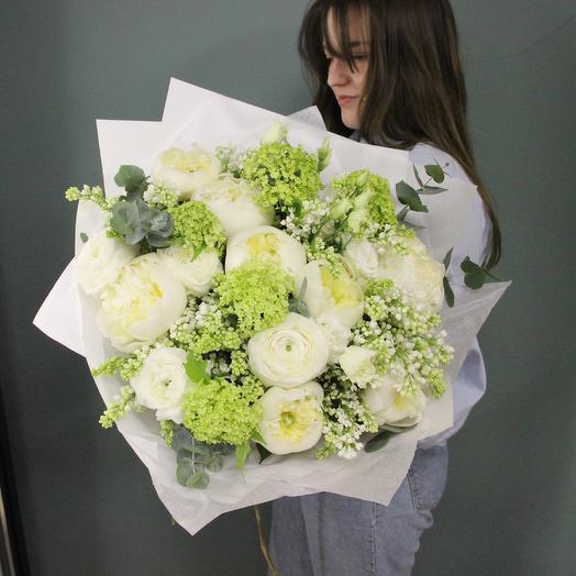 Пионовидные розы, сирень и ранункулюсы - Большой букет с сиренью доставка