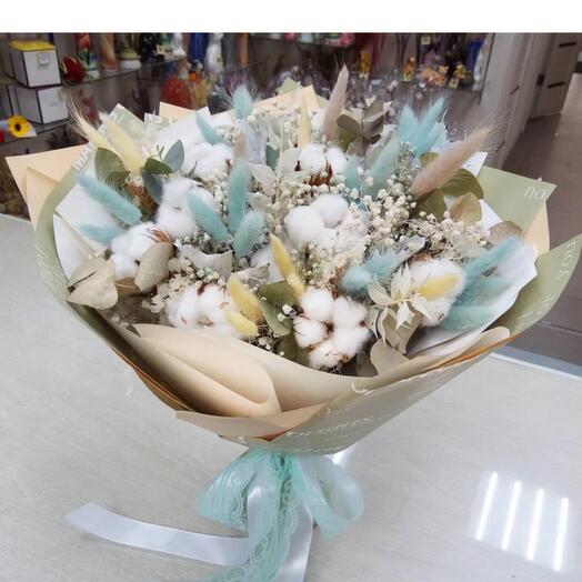Ramo de flores secas con algodón, eucalipto y lagurus