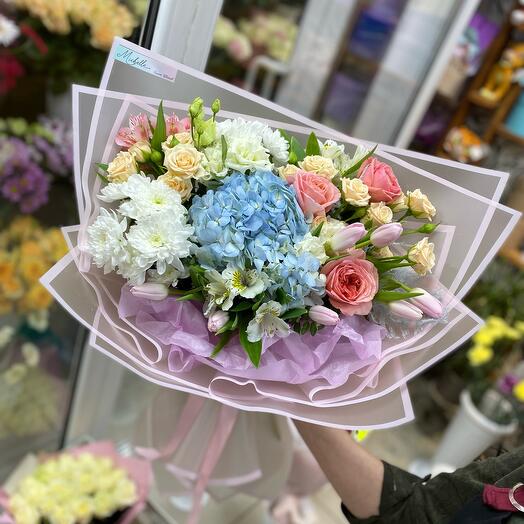 Ramo prefabricado con hortensias y tulipanes