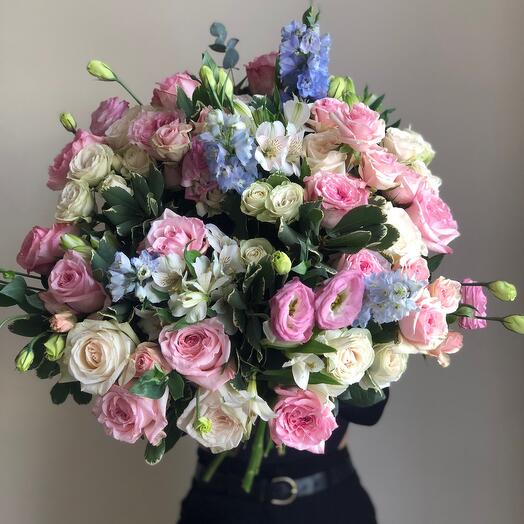 Огромное облако из роз и садовых цветов