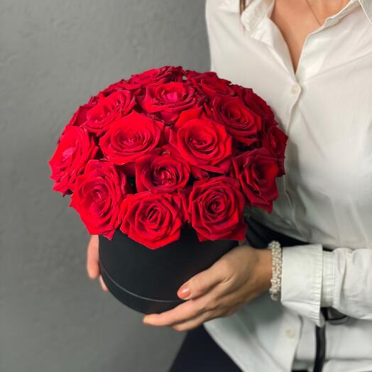 19 rosas rojas en una Caja de sombreros