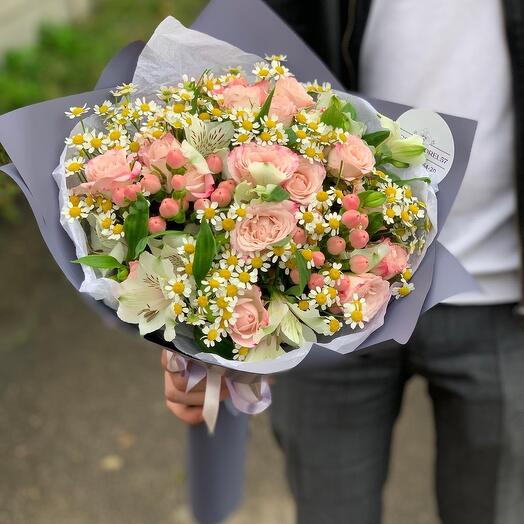 Букет с ромашками и розами