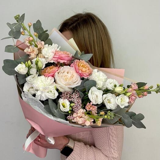 Bouquet of peony-shaped rose