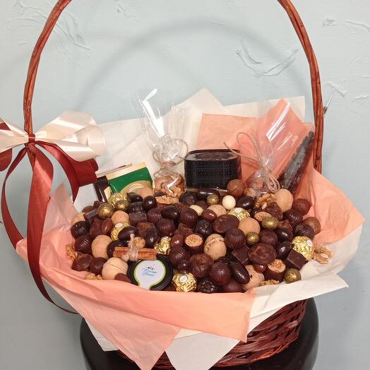 Cesta de nueces, café y chocolate
