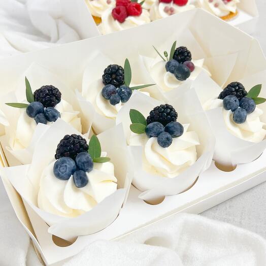 Cupcakes de 6 piezas con crema blanca y bayas oscuras
