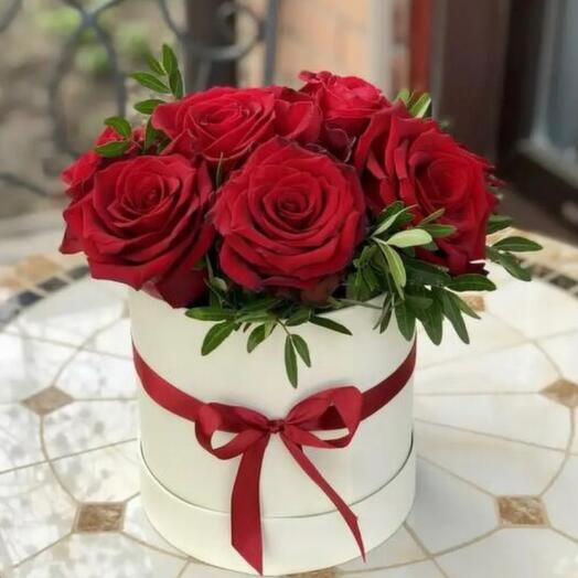 Hatbox with red roses